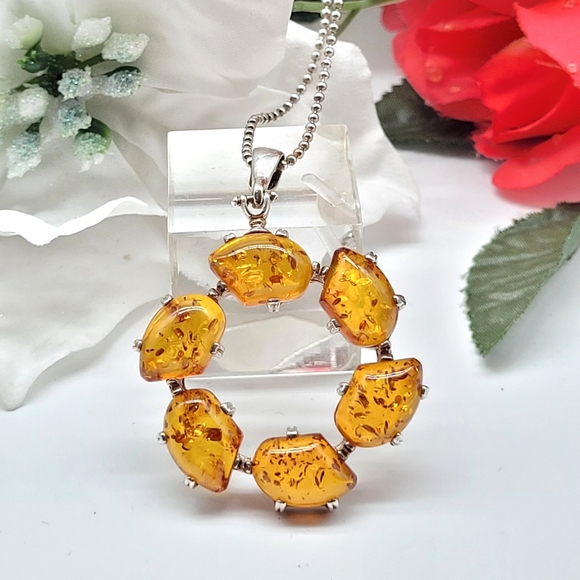 ⚘️Beautiful amber pendant & chain - Picture 1 of 3